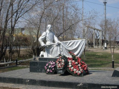 Памятник погибшим у вокзала