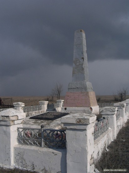 Памятник погибшим баррикадцам.