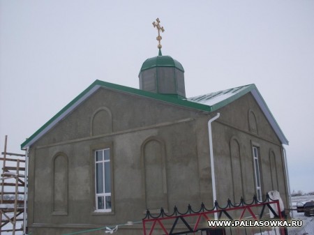 Над строящейся часовней возведён православный крест